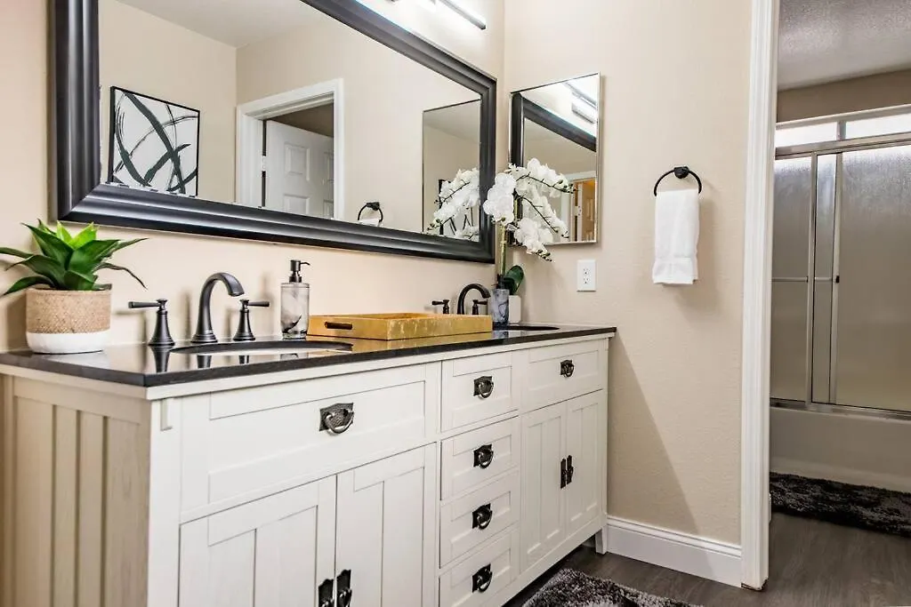 Gorgeous Home Away From Home 3 Bed 3 Bath W/ Pool Las Vegas